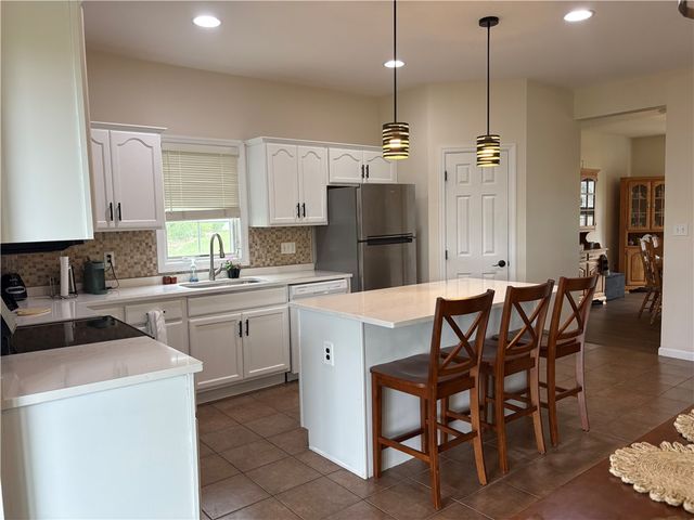 137 Robinson Dr, Pleasant Hills, PA 15236