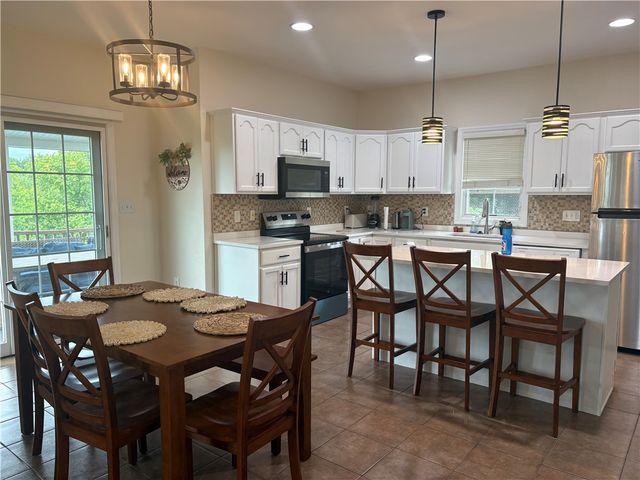 137 Robinson Dr, Pleasant Hills, PA 15236
