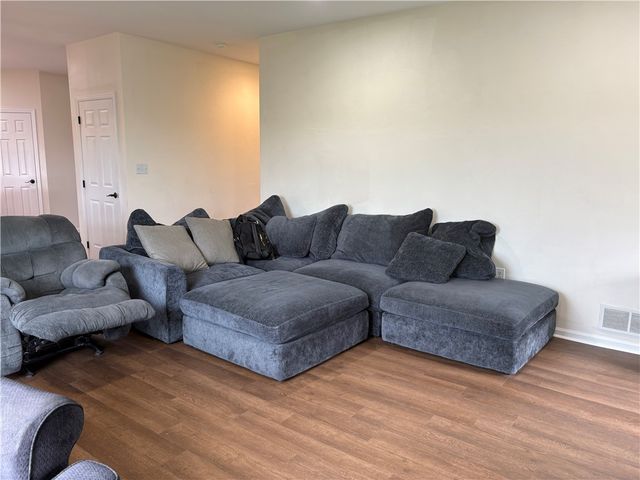 137 Robinson Dr, Pleasant Hills, PA 15236