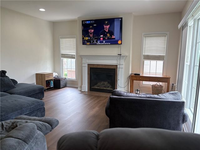 137 Robinson Dr, Pleasant Hills, PA 15236