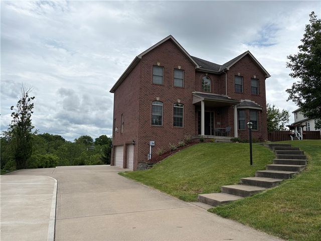 137 Robinson Dr, Pleasant Hills, PA 15236