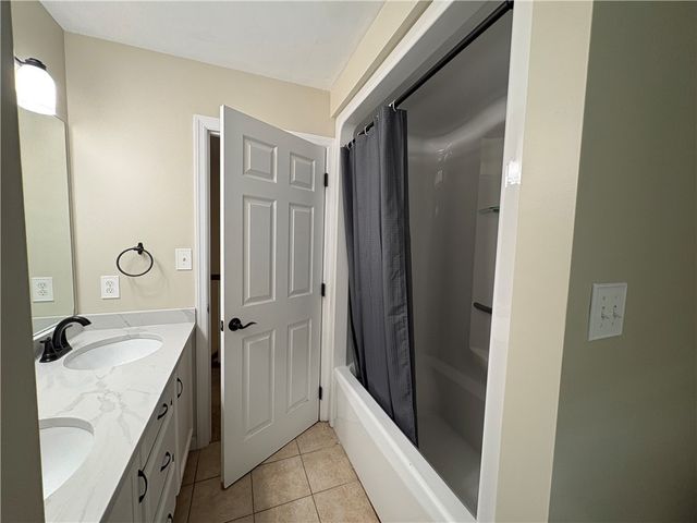 137 Robinson Dr, Pleasant Hills, PA 15236