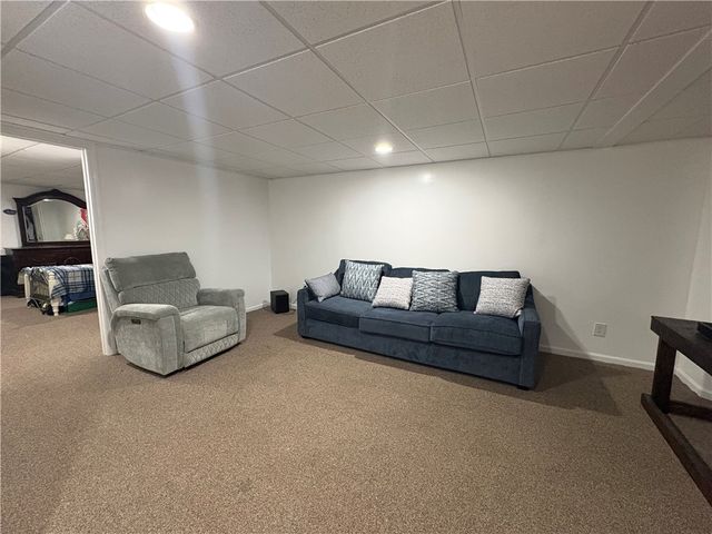 137 Robinson Dr, Pleasant Hills, PA 15236