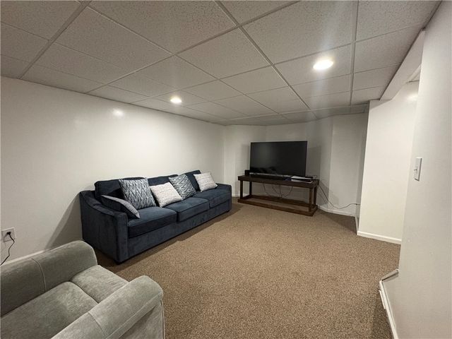 137 Robinson Dr, Pleasant Hills, PA 15236