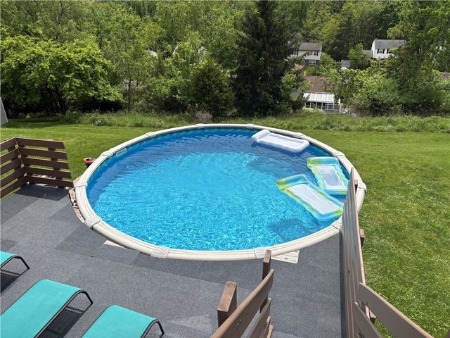 137 Robinson Dr, Pleasant Hills, PA 15236