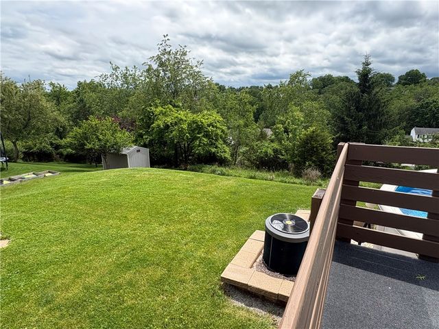 137 Robinson Dr, Pleasant Hills, PA 15236
