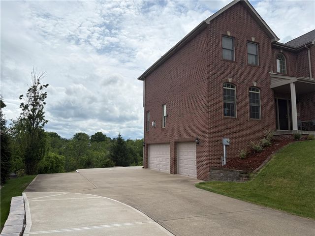 137 Robinson Dr, Pleasant Hills, PA 15236