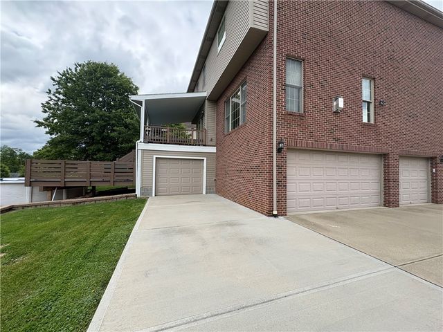 137 Robinson Dr, Pleasant Hills, PA 15236