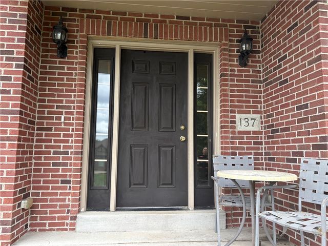 137 Robinson Dr, Pleasant Hills, PA 15236