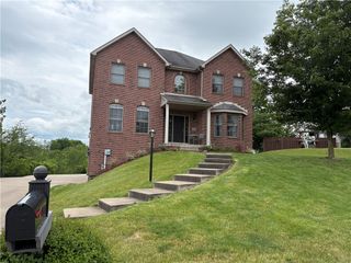 137 Robinson Dr, Pleasant Hills, PA 15236