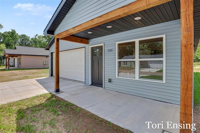 725 N Burgess Street, Greenville, MI 48838