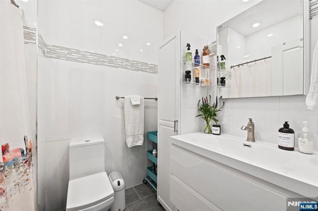 948 Summit Avenue 2, Jersey City, NJ 07307