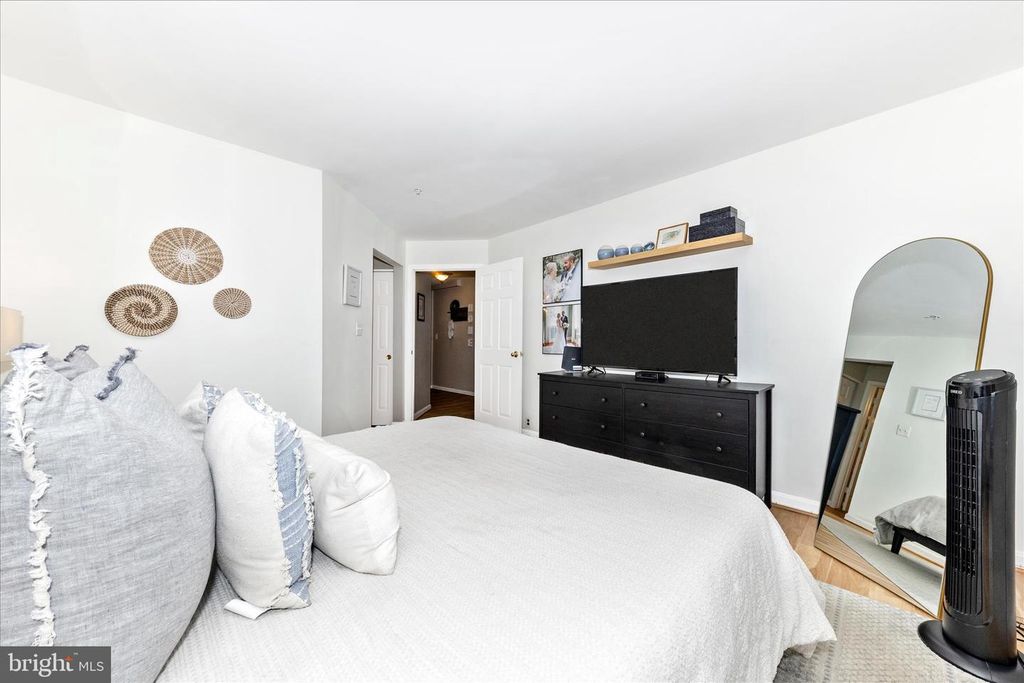 Image 17 of property listing at 12012 AMBER RIDGE CIR #B-103, Germantown, MD 20876