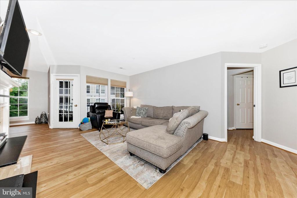 Image 4 of property listing at 12012 AMBER RIDGE CIR #B-103, Germantown, MD 20876