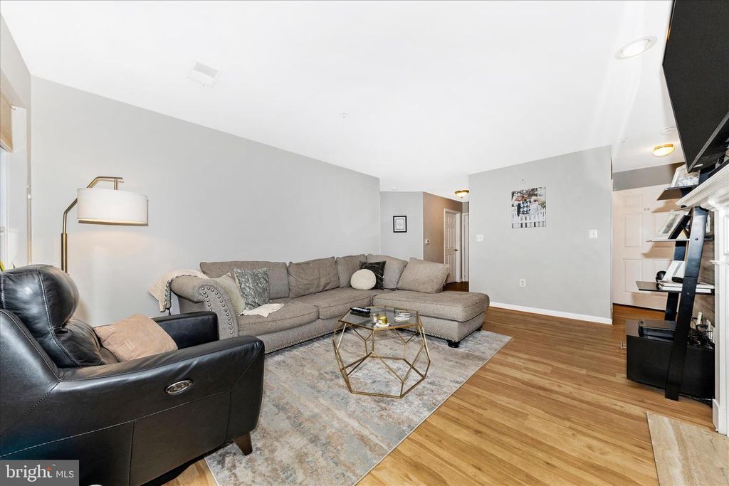 Image 5 of property listing at 12012 AMBER RIDGE CIR #B-103, Germantown, MD 20876