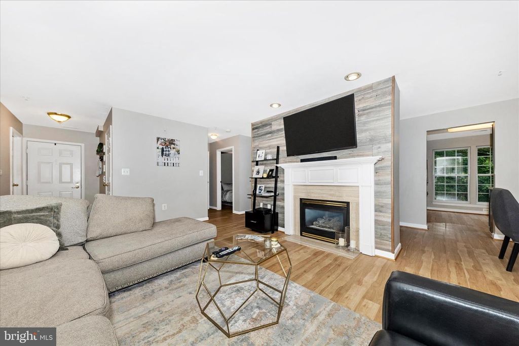 Image 6 of property listing at 12012 AMBER RIDGE CIR #B-103, Germantown, MD 20876