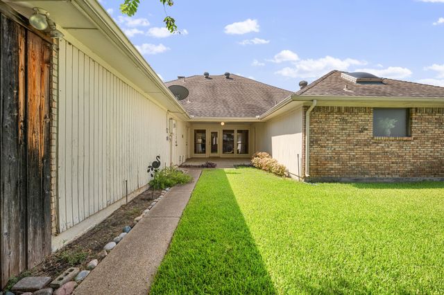 2311 Heatherwoods Way, Carrollton, TX 75007
