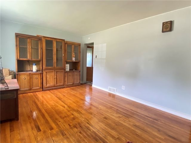 11 Washington Dr, Monessen, PA 15062