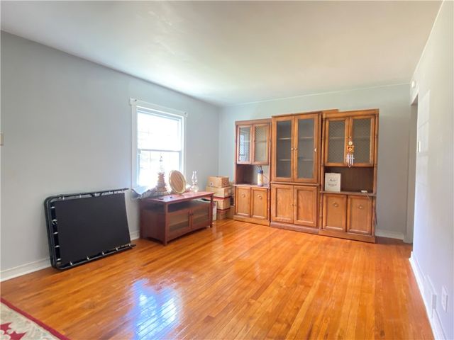 11 Washington Dr, Monessen, PA 15062