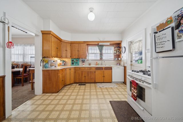 805 W Gentry Street, Henryetta, OK 74437