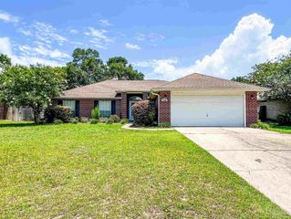 5866 Chi Chi Cir, Milton, FL 32570