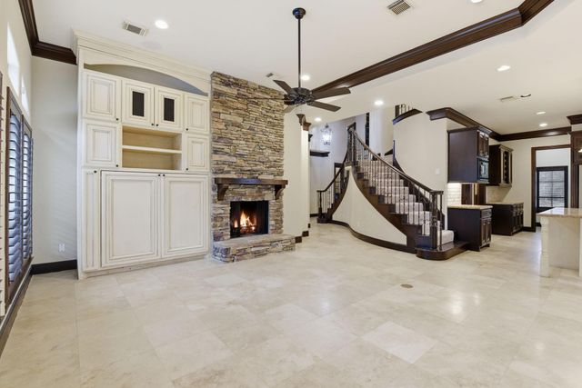 30 N Palmiera Cir, The Woodlands, TX 77382