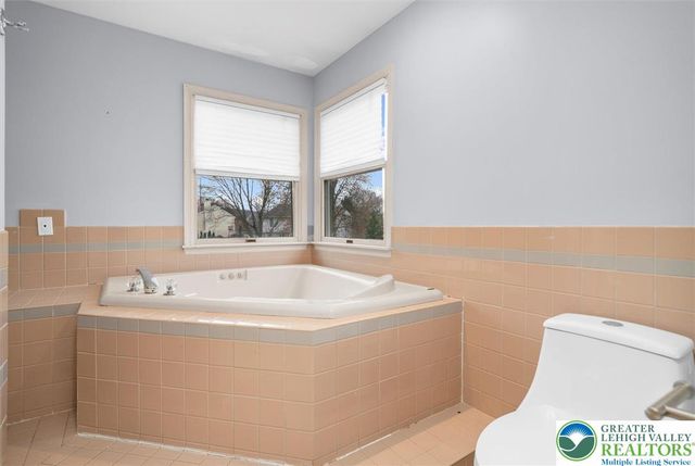 5770 fresh meadow Drive, Lower Macungie Twp, PA 18062