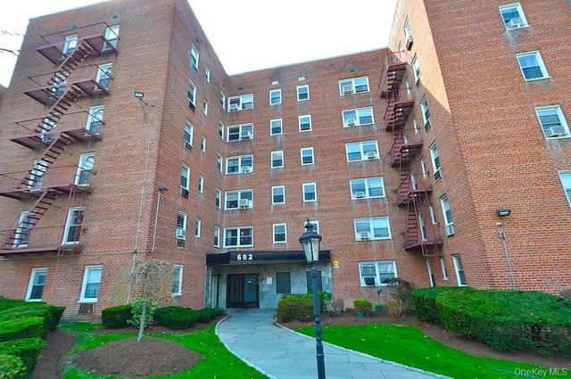 682 Tuckahoe Road 5H, Yonkers, NY 10710