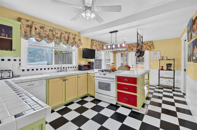 150 S CLAYTON STREET, Mount Dora, FL 32757