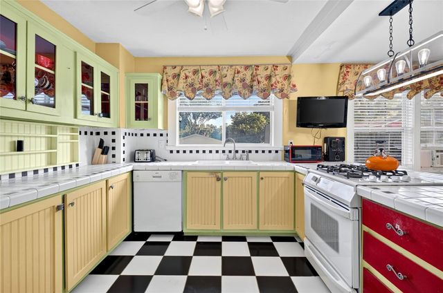 150 S CLAYTON STREET, Mount Dora, FL 32757