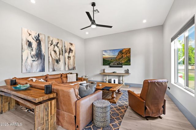 928 E Berridge Lane, Phoenix, AZ 85014