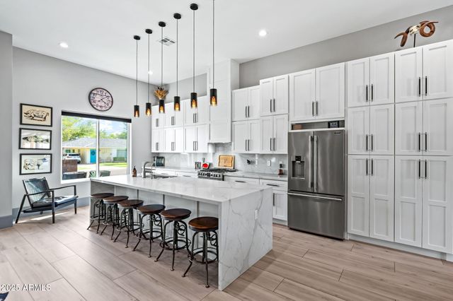 928 E Berridge Lane, Phoenix, AZ 85014