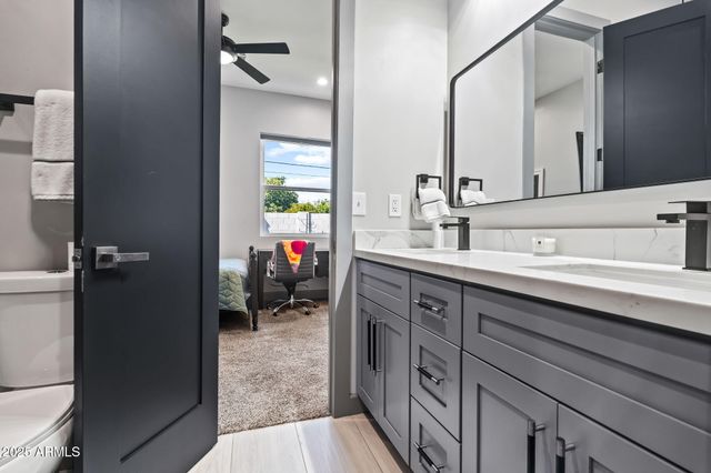 928 E Berridge Lane, Phoenix, AZ 85014