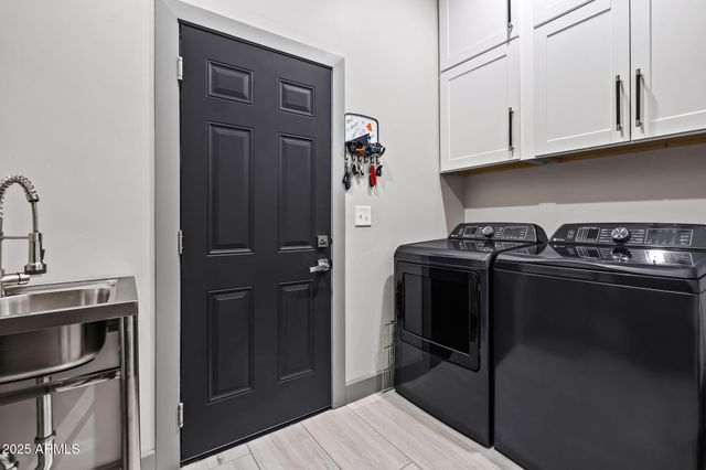 928 E Berridge Lane, Phoenix, AZ 85014