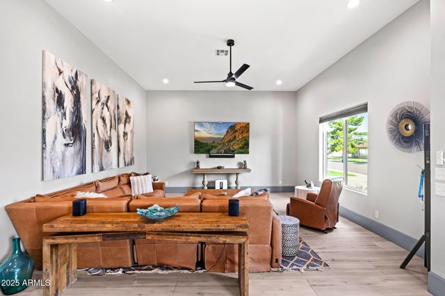 928 E Berridge Lane, Phoenix, AZ 85014