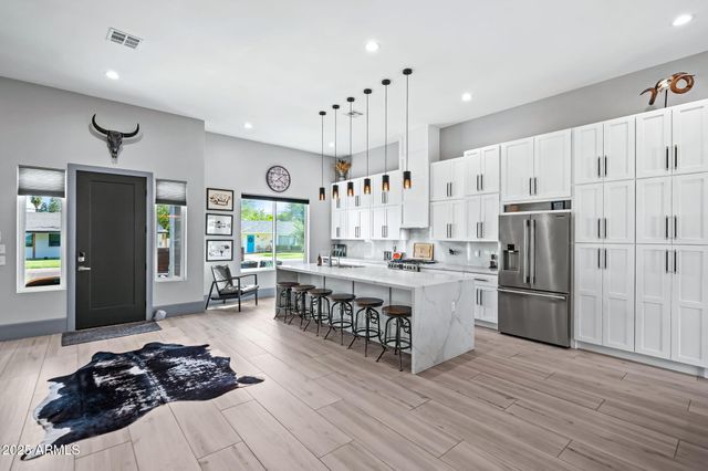 928 E Berridge Lane, Phoenix, AZ 85014