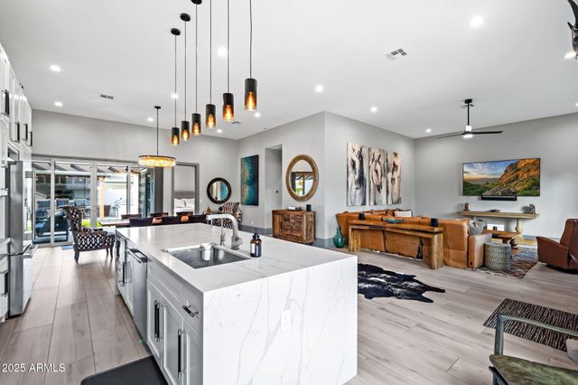 928 E Berridge Lane, Phoenix, AZ 85014