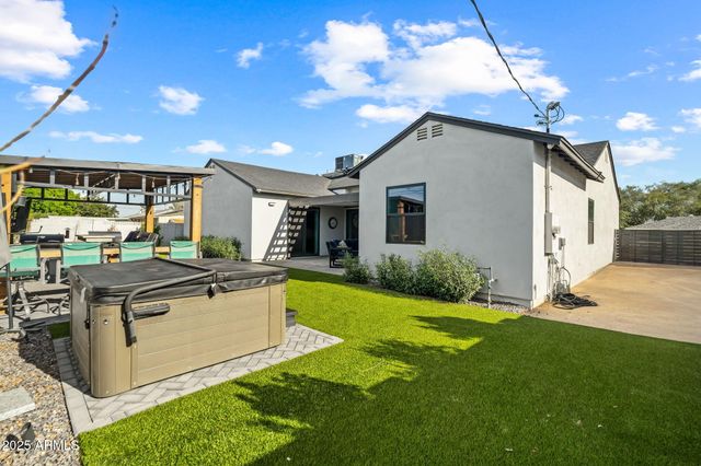 928 E Berridge Lane, Phoenix, AZ 85014