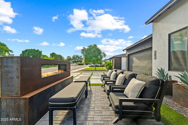 928 E Berridge Lane, Phoenix, AZ 85014