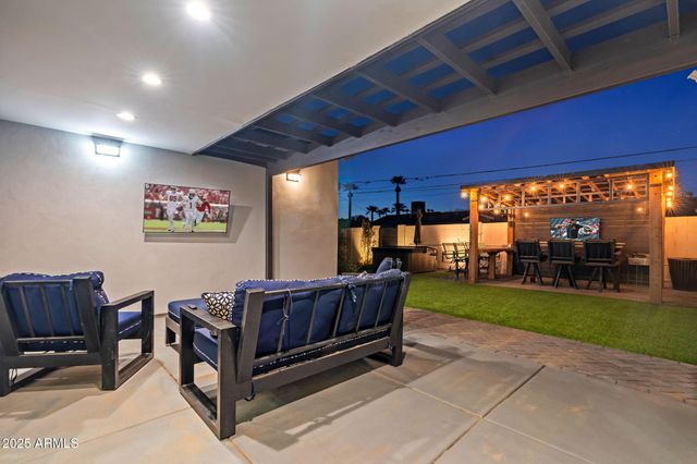 928 E Berridge Lane, Phoenix, AZ 85014