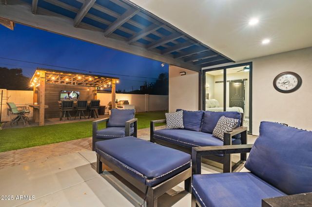 928 E Berridge Lane, Phoenix, AZ 85014