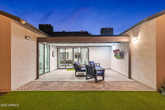 928 E Berridge Lane, Phoenix, AZ 85014