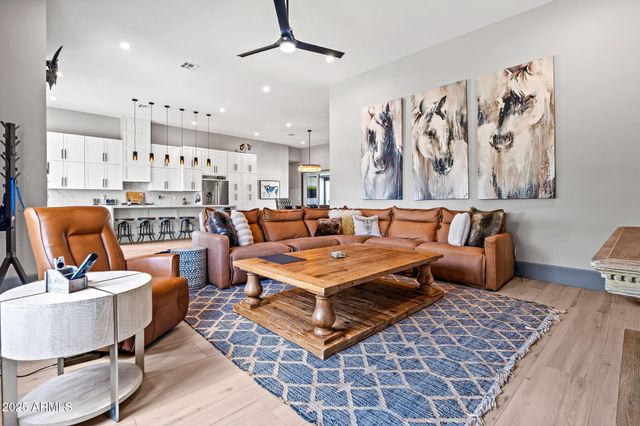 928 E Berridge Lane, Phoenix, AZ 85014