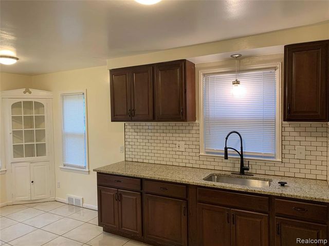 17241 Shaftsbury Avenue, Detroit, MI 48219