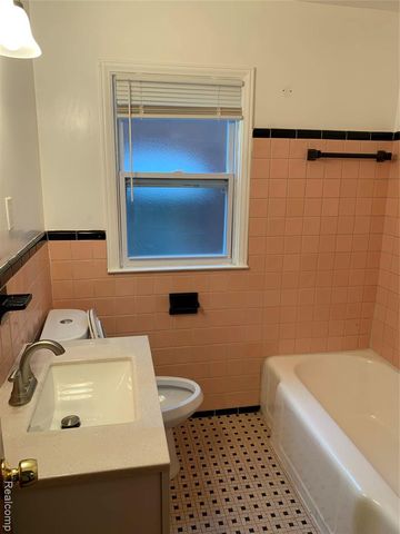 17241 Shaftsbury Avenue, Detroit, MI 48219
