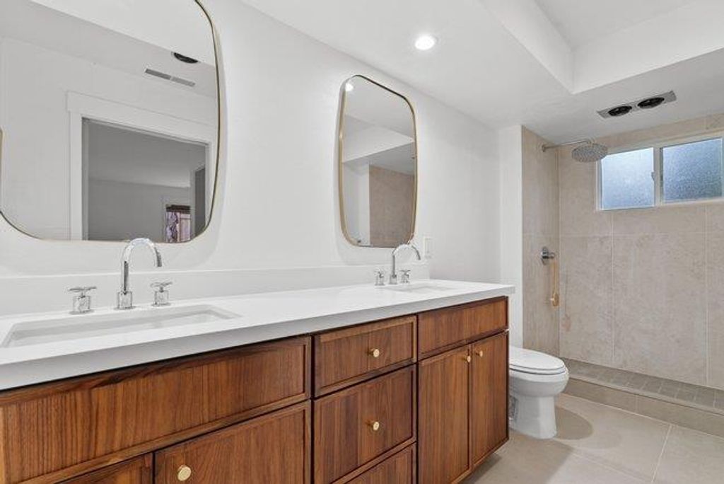 Image 21 of property listing at Address unavailable.