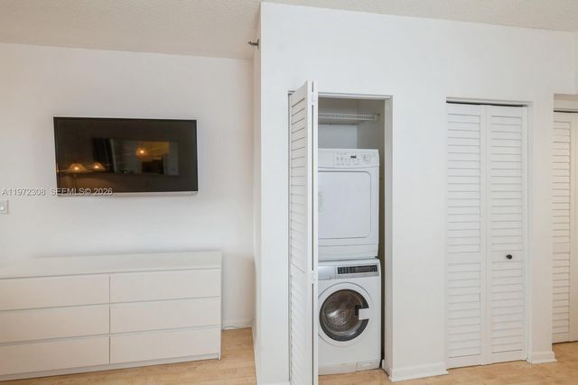 540 Brickell Key Dr 504, Miami, FL 33131