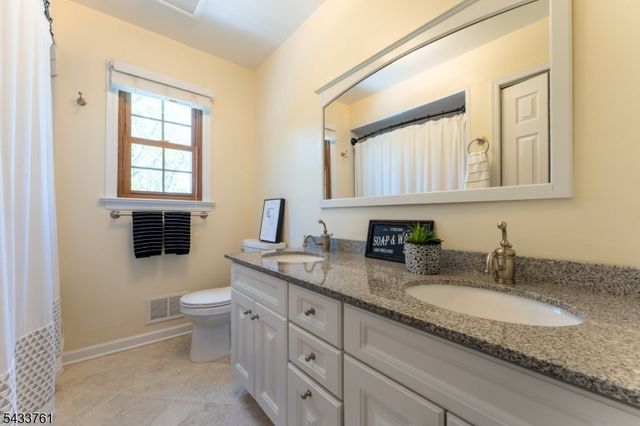 301 Heritage Dr, Readington Twp., NJ 08889