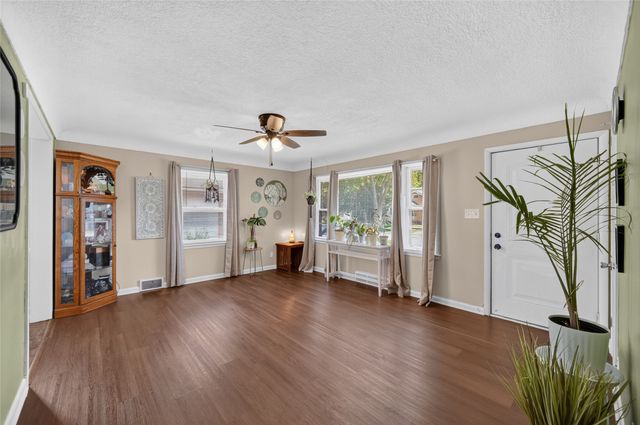 2420 Logan Avenue, Des Moines, IA 50317