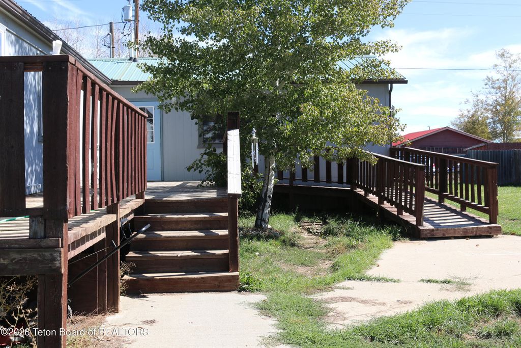 131 S JACKSON Avenue, Pinedale, WY 82941 photo 2